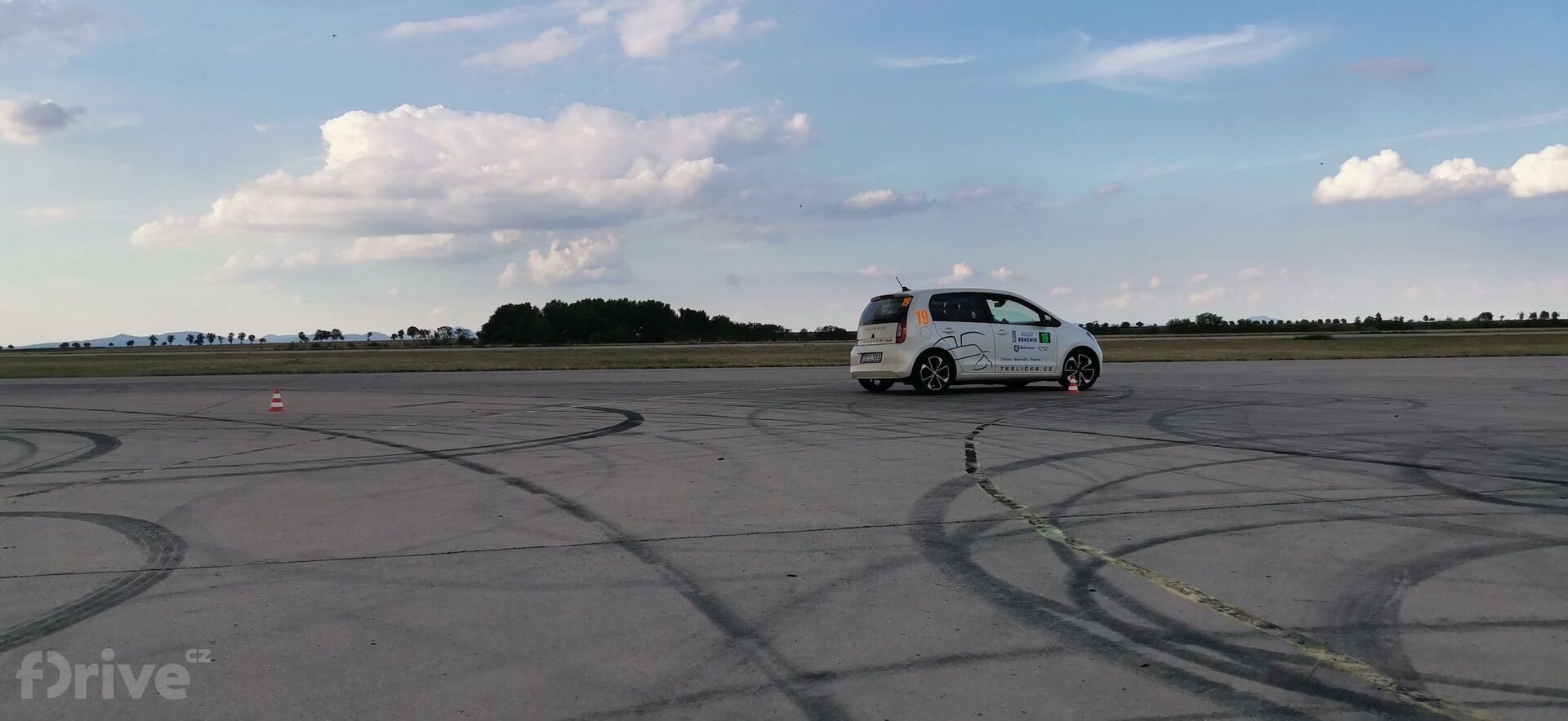 Škoda Citigo-e iV při slalomu