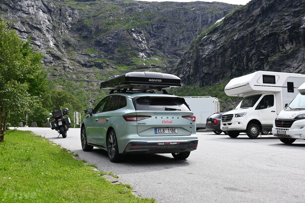 Škoda Enyaq 60 iV a střešní stan iKamper Skycamp 4x 3.0