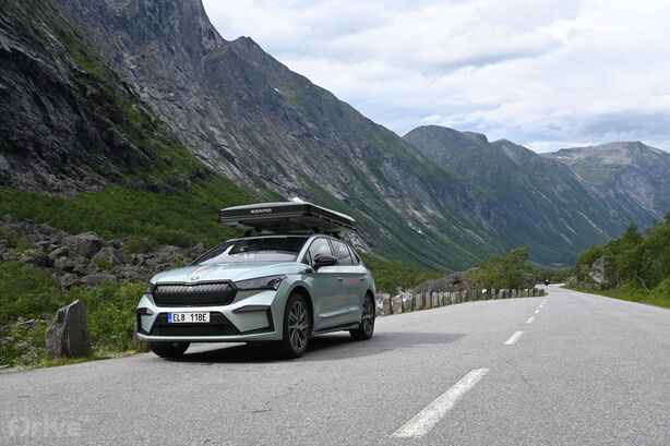 Škoda Enyaq 60 iV a střešní stan iKamper Skycamp 4x 3.0