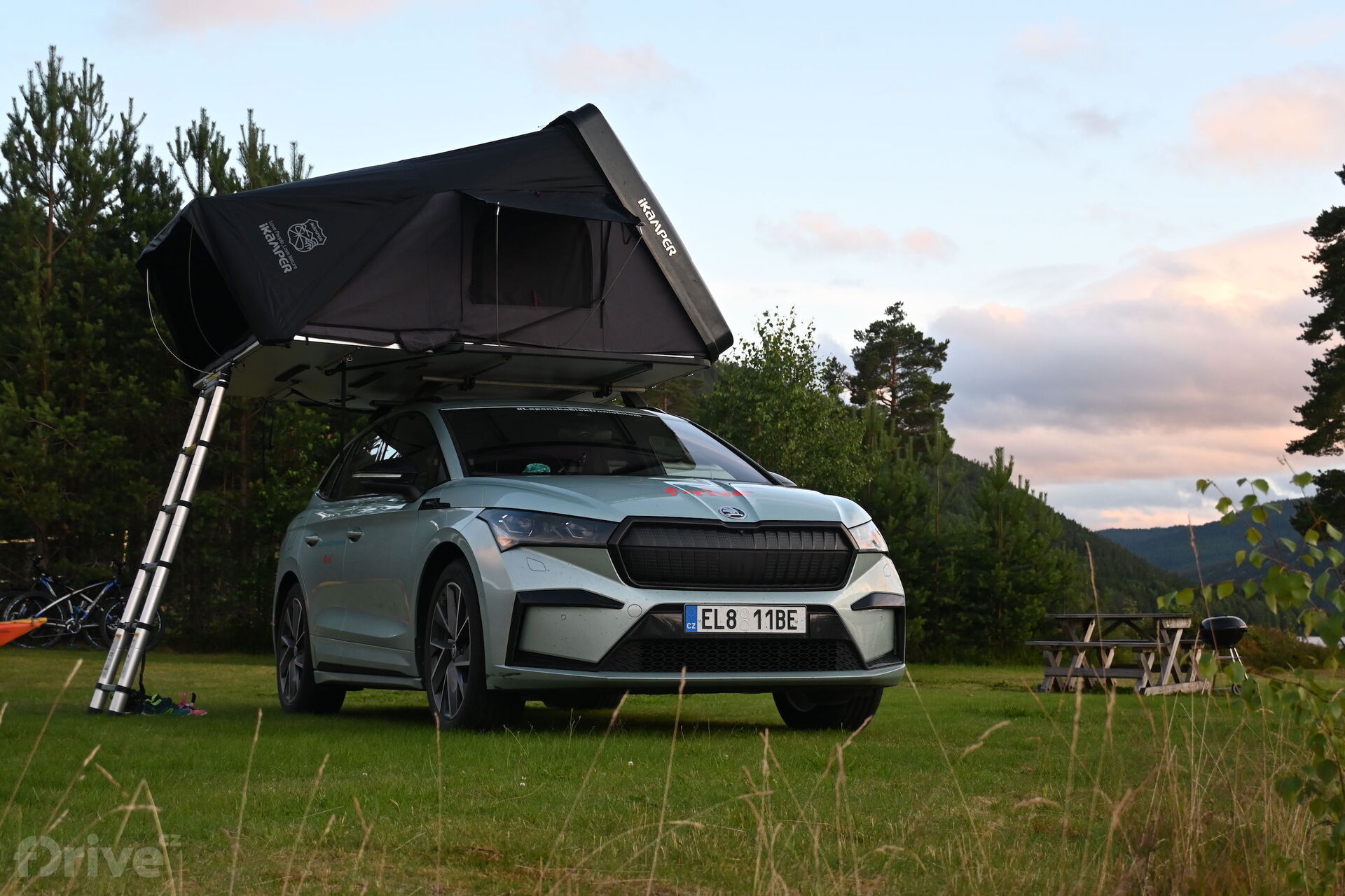 Škoda Enyaq 60 iV a střešní stan iKamper Skycamp 4x 3.0