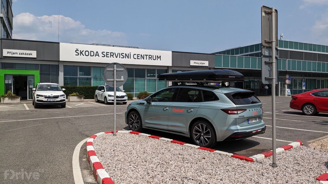 Škoda Enyaq 60 iV před servisním centrem Škoda