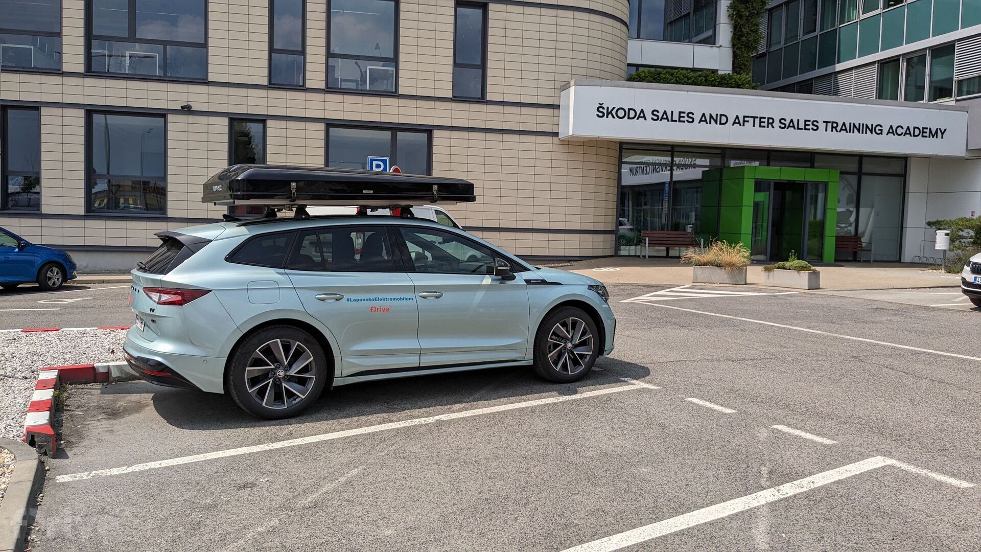 Škoda Enyaq 60 iV před servisním centrem Škoda