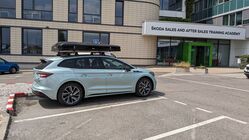 Škoda Enyaq 60 iV před servisním centrem Škoda