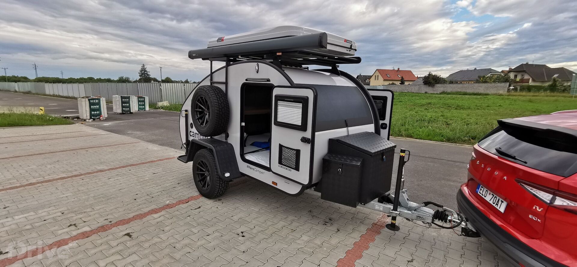 Škoda Enyaq iV 80x a karavan Hero Camper