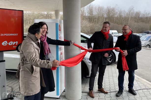 Slavnostní otevření nabíjecího hubu E.ON v Sulejovicích