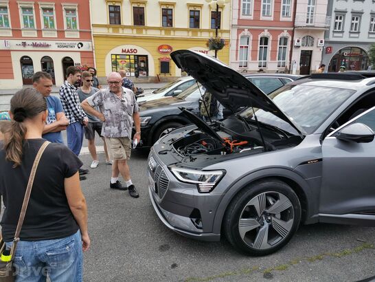 Sraz elektromobilů ve Valašském Meziříčí