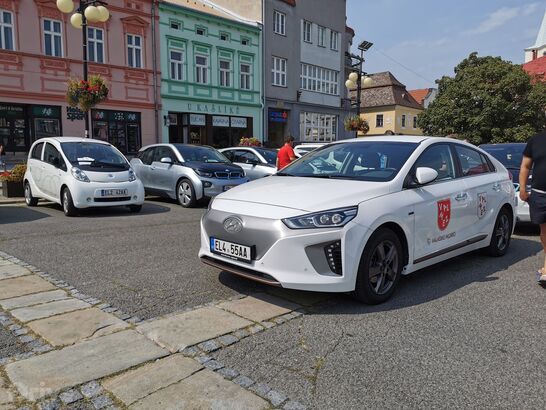 Sraz elektromobilů ve Valašském Meziříčí