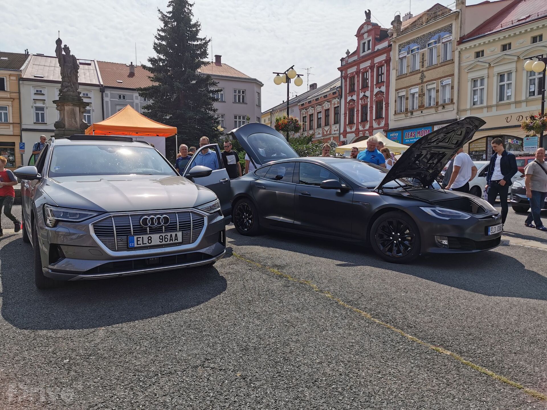 Sraz elektromobilů ve Valašském Meziříčí