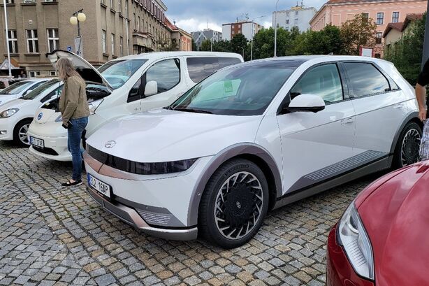 sraz elektromobilů ve Valašském Meziříčí