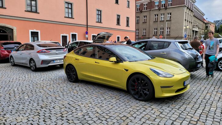sraz elektromobilů ve Valašském Meziříčí