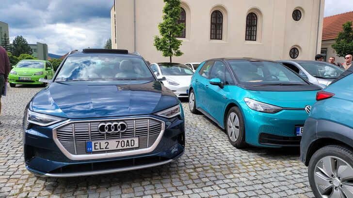 sraz elektromobilů ve Valašském Meziříčí