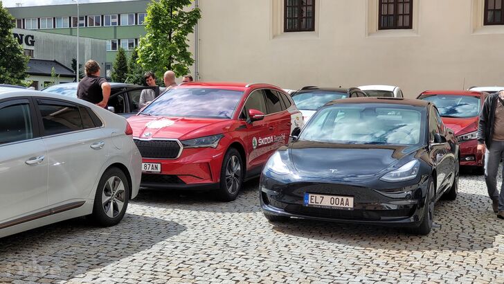 sraz elektromobilů ve Valašském Meziříčí