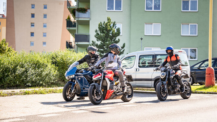 Srovnání Zer se spalovacími motorkami