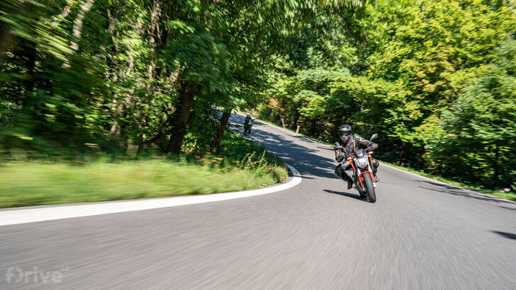 Srovnání Zer se spalovacími motorkami