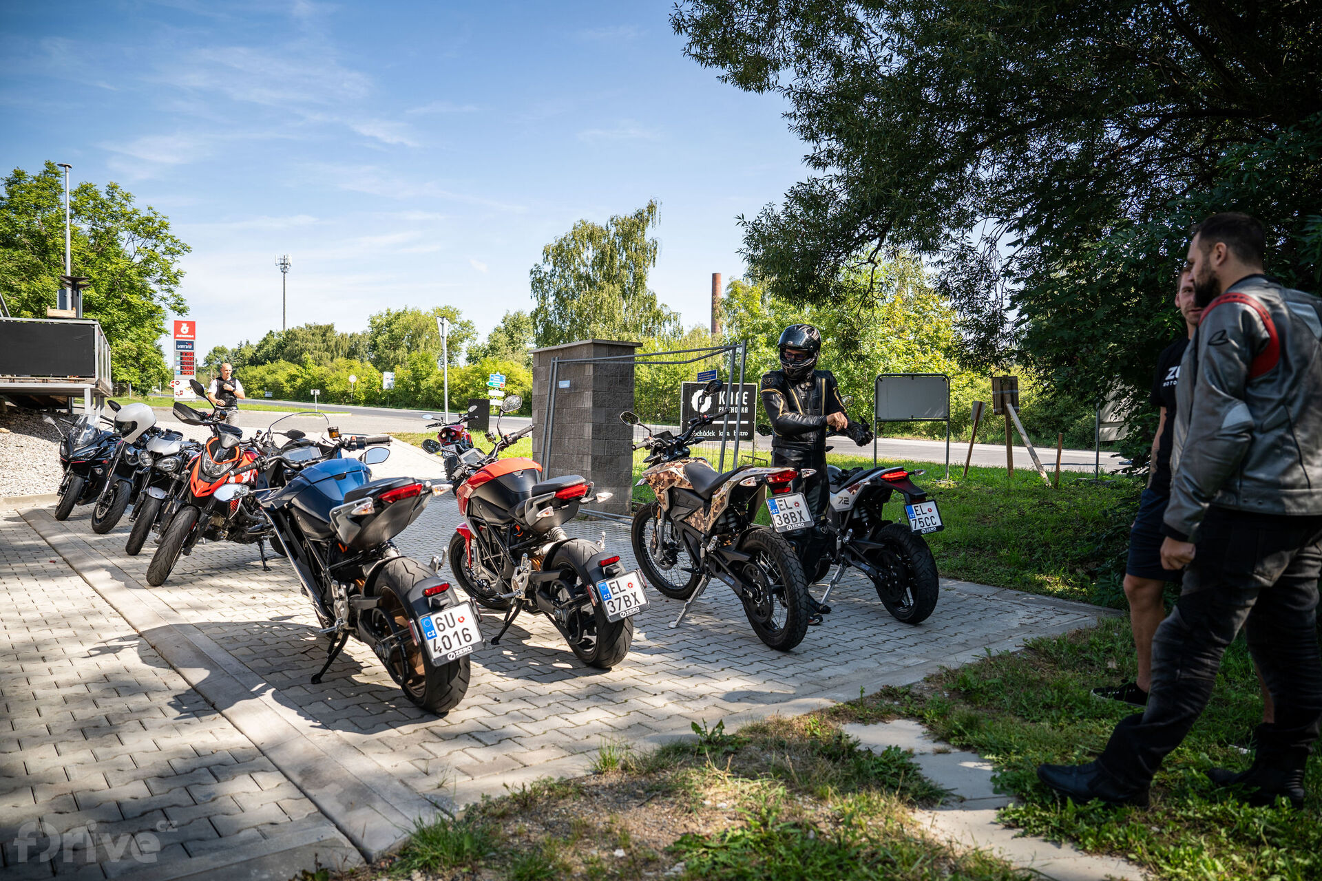 Srovnání Zer se spalovacími motorkami