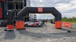 Startovní pole na uzavřeném parkovišti