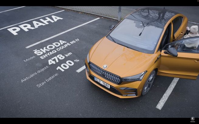 Táňa Malíková nastupuje do vozu Škoda Enyaq RS iV