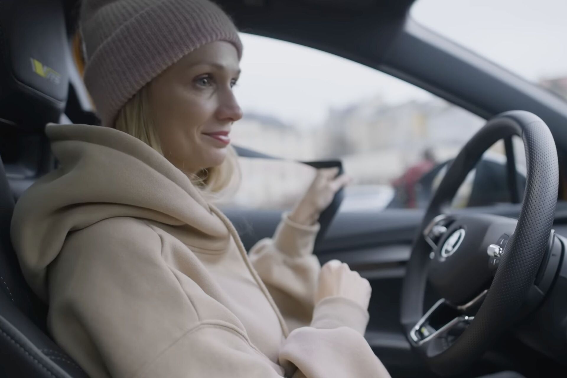 Táňa Malíková ve voze Škoda Enyaq RS iV