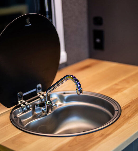 Tesla Cybertruck a nová obytná nástavba