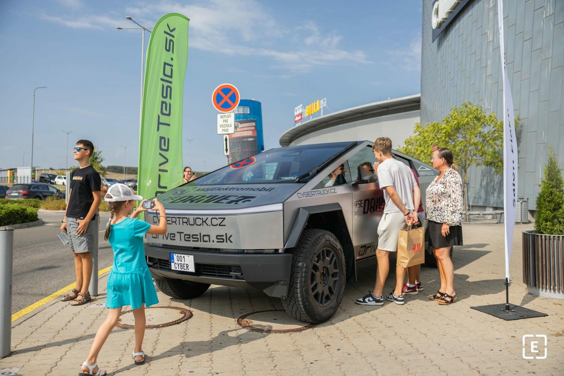 Tesla Cybertruck na Salonu elektromobilů