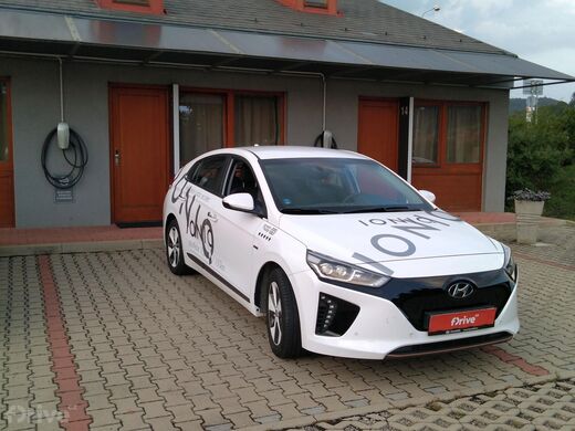 Tesla Destination Charger, Králův dvůr, dálnice D5 exit 22, Motel Jetel