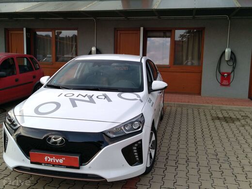 Tesla Destination Charger, Králův dvůr, dálnice D5 exit 22, Motel Jetel