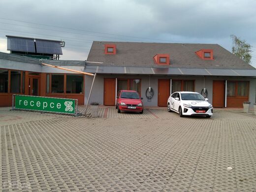 Tesla Destination Charger, Králův dvůr, dálnice D5 exit 22, Motel Jetel