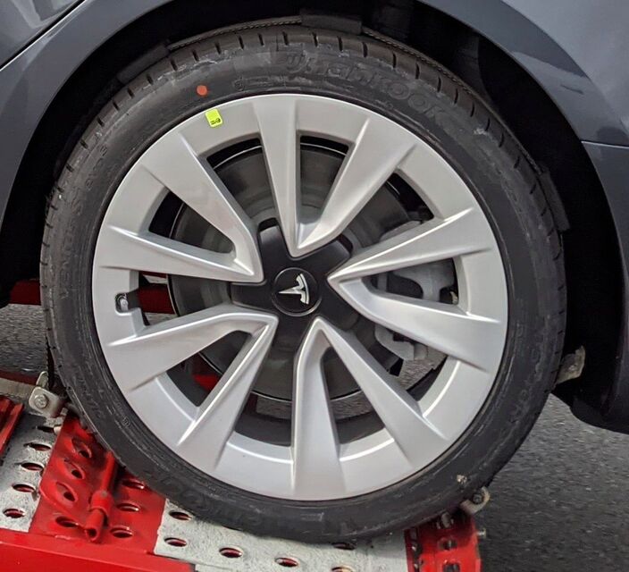 Tesla Model 3 a její nová kola