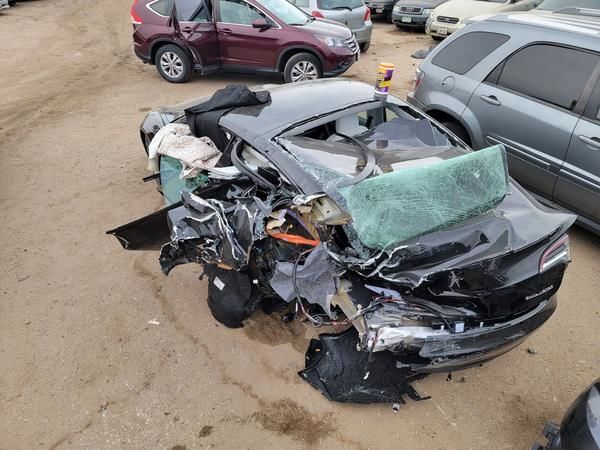 Tesla Model 3 a nehoda s Jeepem