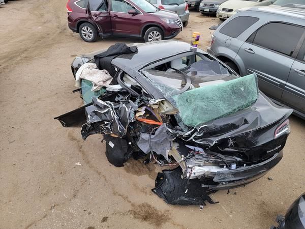 Tesla Model 3 a nehoda s Jeepem