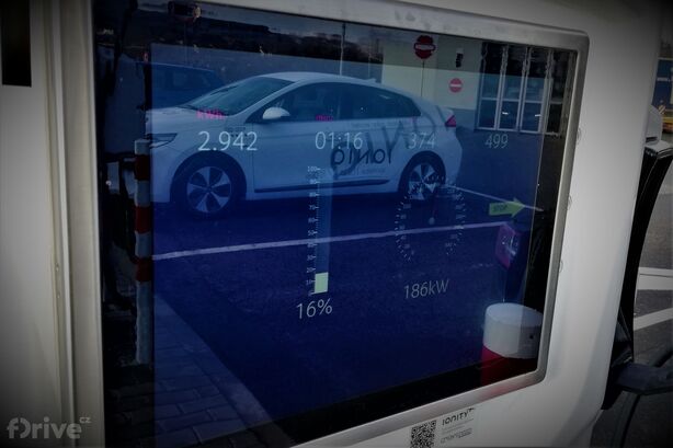 Tesla Model 3 na IONITY