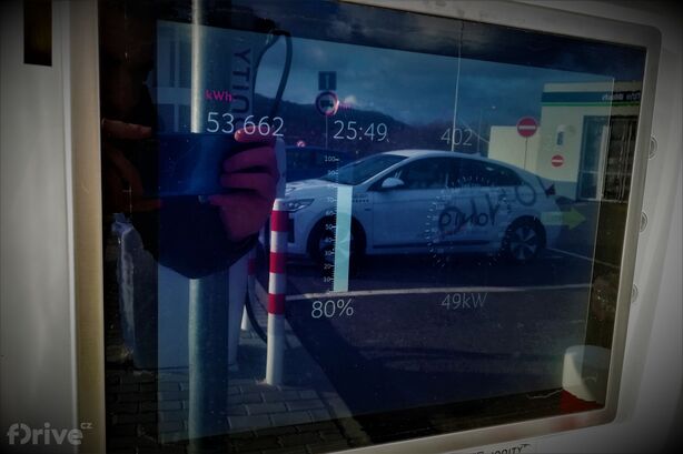 Tesla Model 3 na IONITY