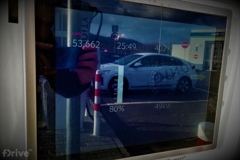 Tesla Model 3 na IONITY