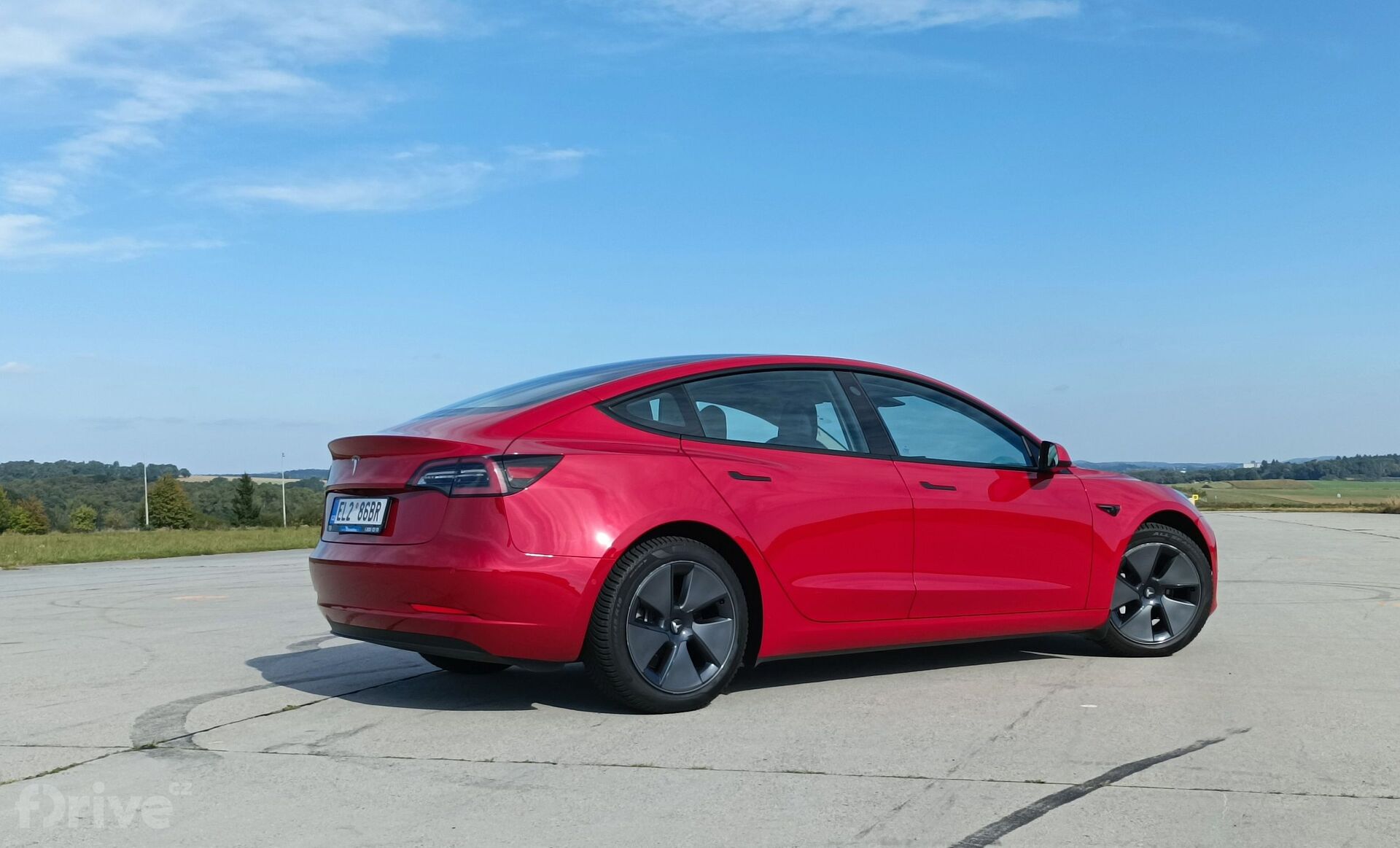 Tesla Model 3 SR+