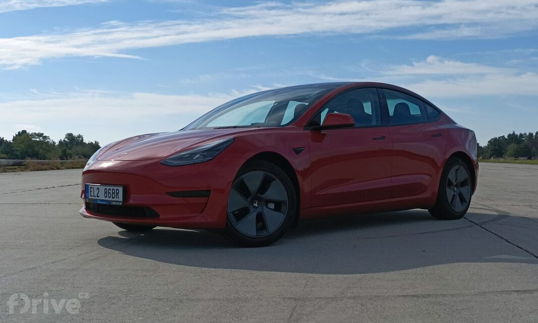 Tesla Model 3 SR+