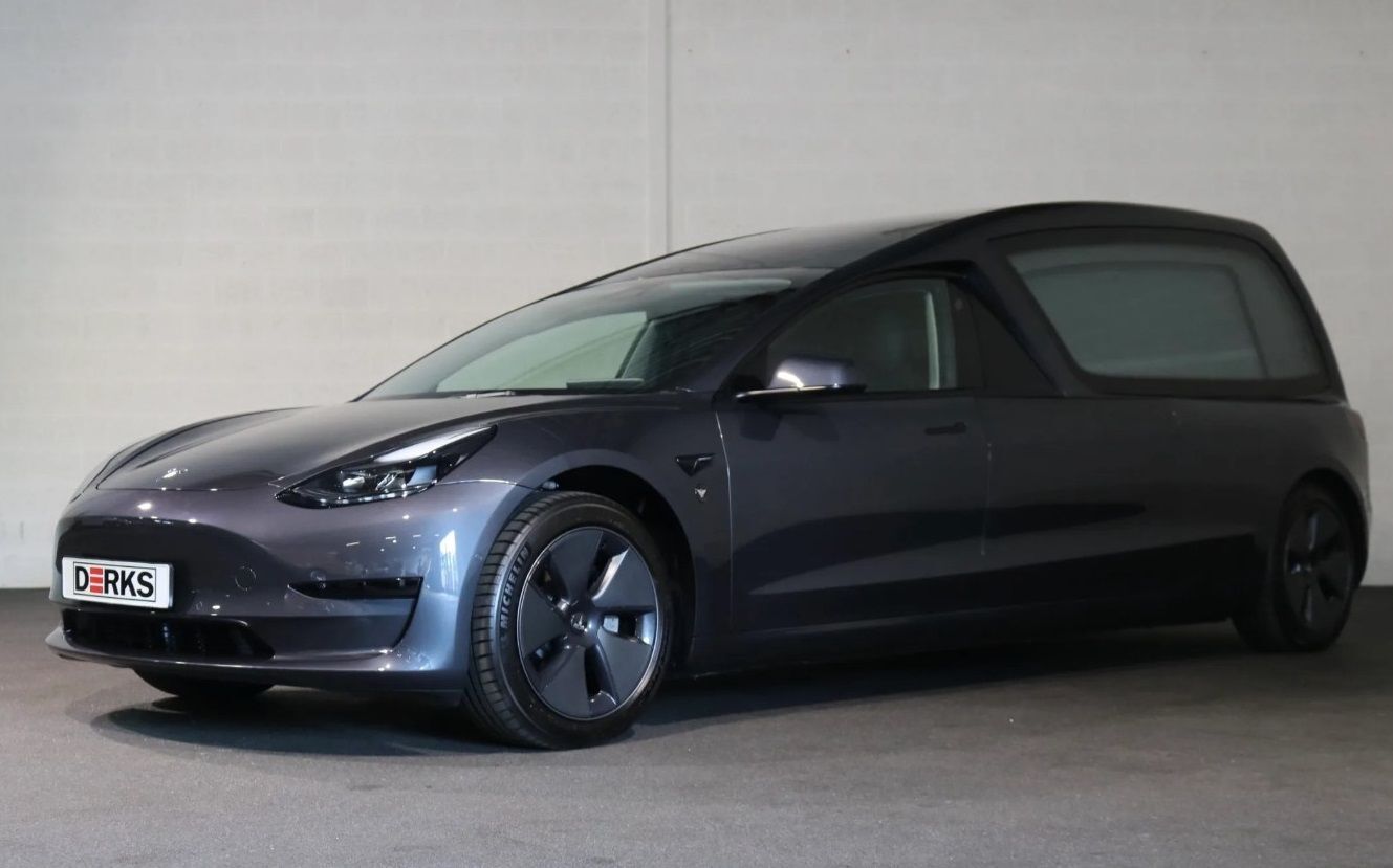 Tesla Model 3 v pohřební úpravě