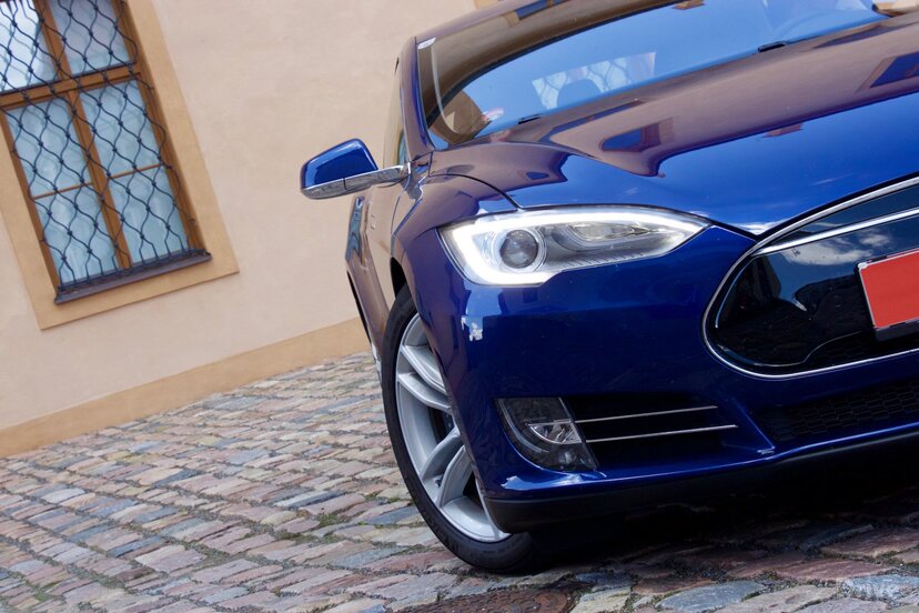 Tesla Model S (2012)