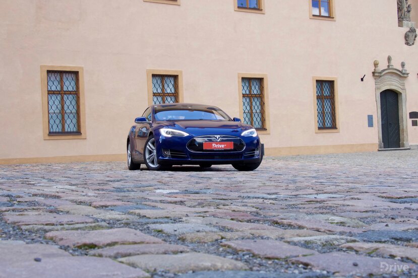 Tesla Model S (2012)