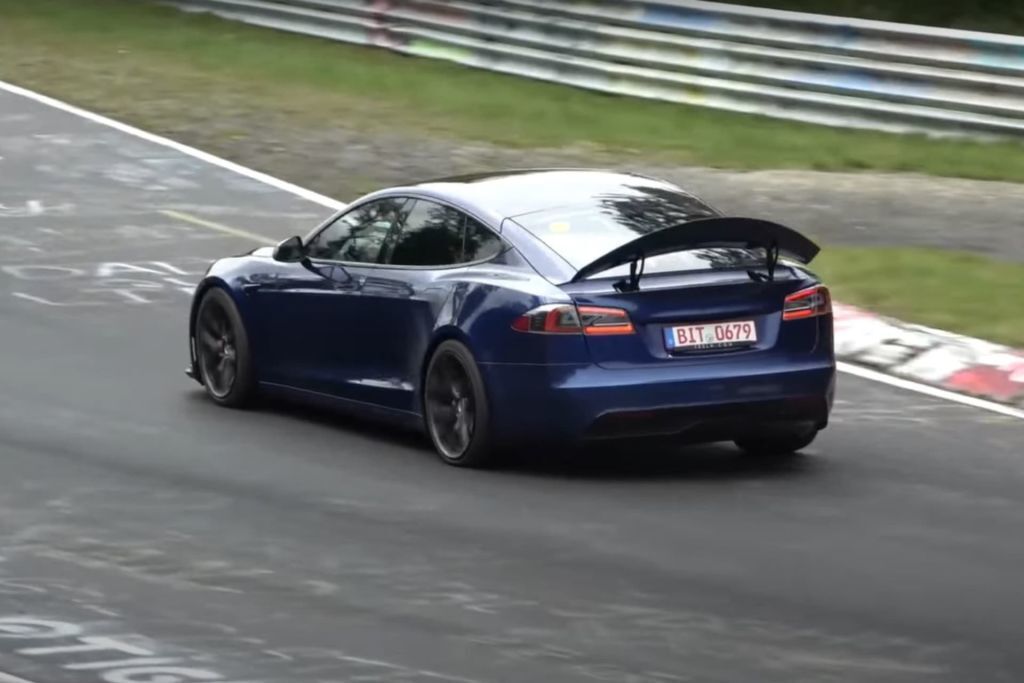 Tesla Model S Plaid s křídlem