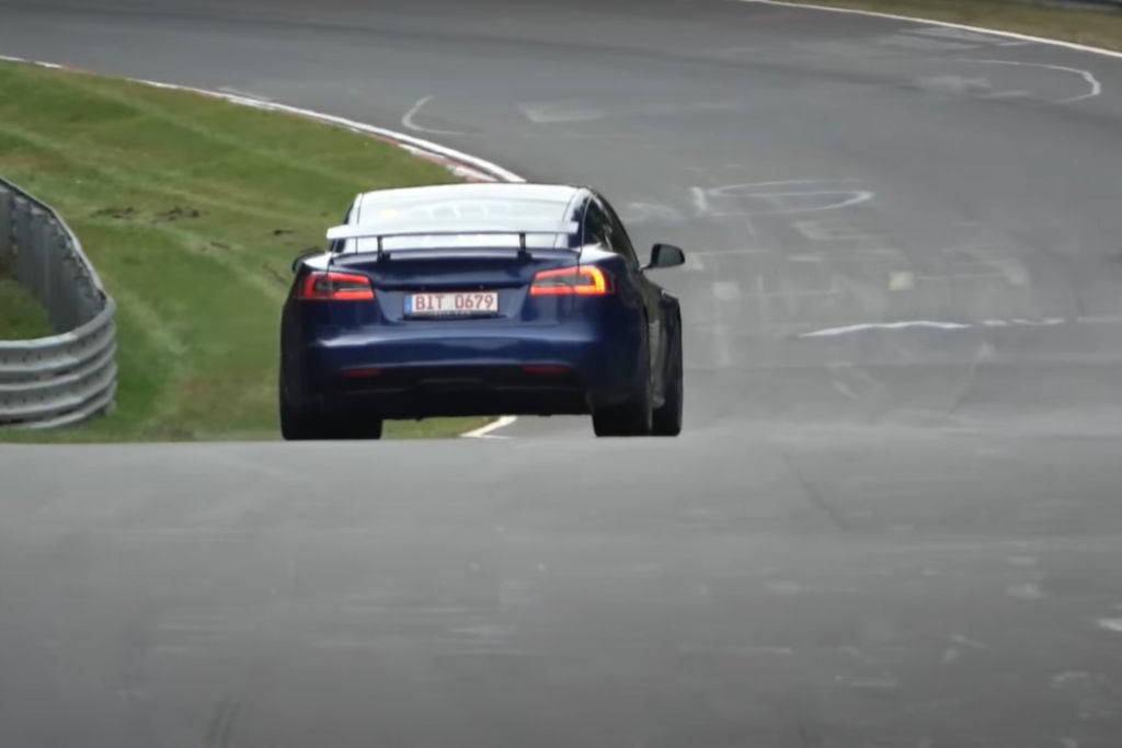 Tesla Model S Plaid s křídlem