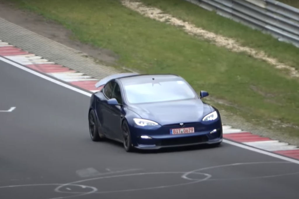 Tesla Model S Plaid s křídlem