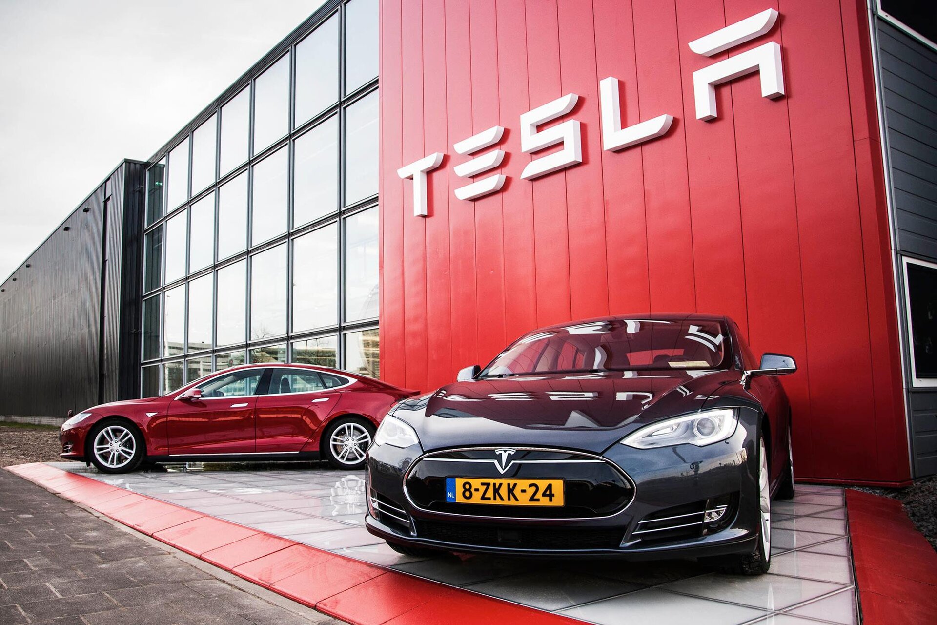 Tesla Model S před showroomem