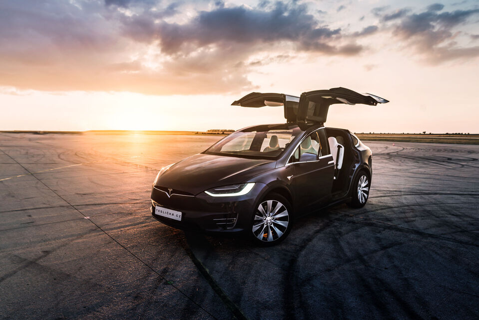 Tesla Model X - Falcon Wings