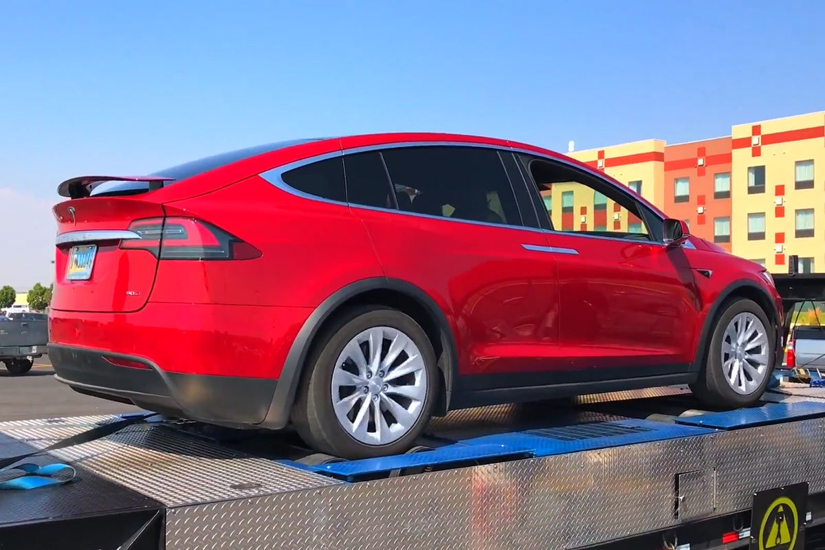 Tesla Model X (2016)