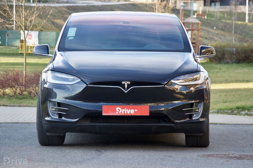 Tesla Model X (2016)