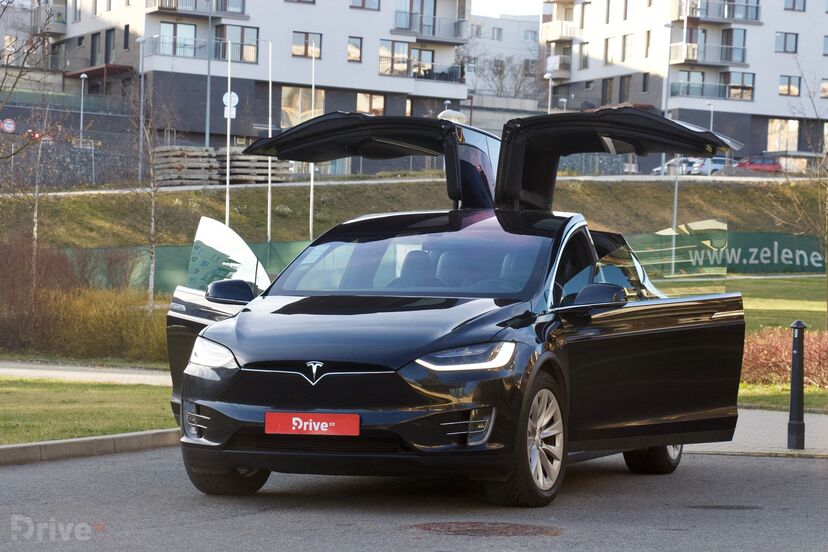 Tesla Model X (2016)
