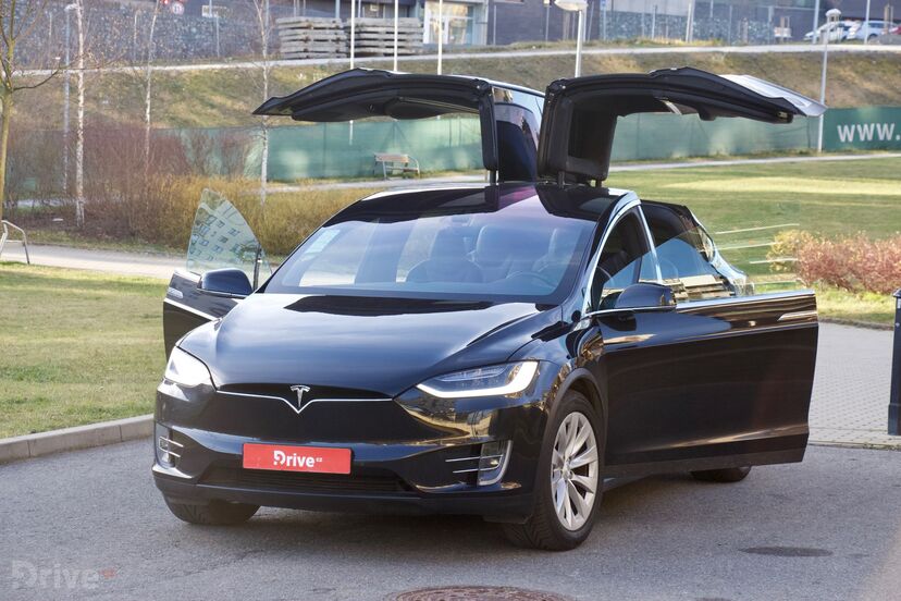 Tesla Model X (2016)