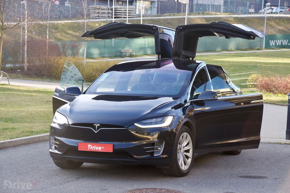 Tesla Model X (2016)