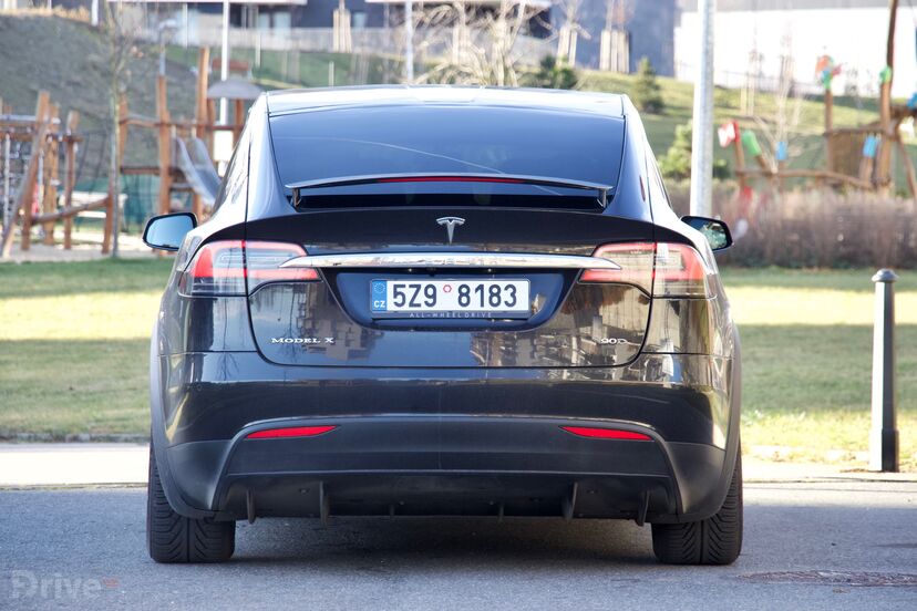 Tesla Model X (2016)