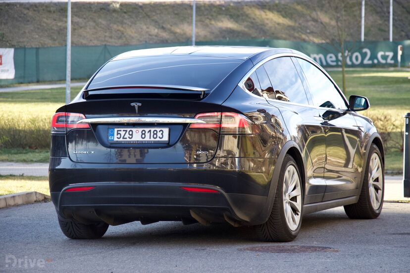 Tesla Model X (2016)
